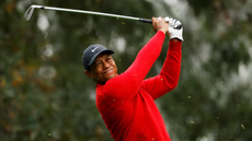 Tiger Woods é preso após capotar carro e levantar suspeita de uso de substâncias - Imagem: Reprodução