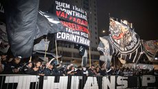 Cascone, ex-aliado de Melo, foi visto apoiando críticas durante ato da Gaviões da Fiel, surpreendendo torcedores e analistas. - Imagem: Reprodução | Agência O Globo