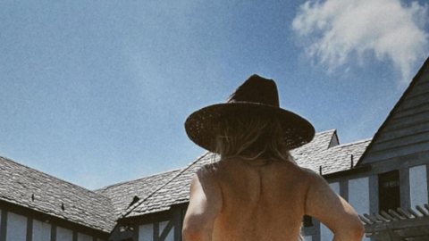 A atriz americana Kate Hudson apostou em pousar de topless e utilizar apenas a parte debaixo do biquíni. - Imagem: reprodução I Instagram @katehudson