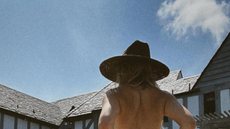 A atriz americana Kate Hudson apostou em pousar de topless e utilizar apenas a parte debaixo do biquíni. - Imagem: reprodução I Instagram @katehudson