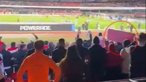 Vídeos mostram o momento em que a placa despenca - Imagem: Reprodução / Redes Sociais