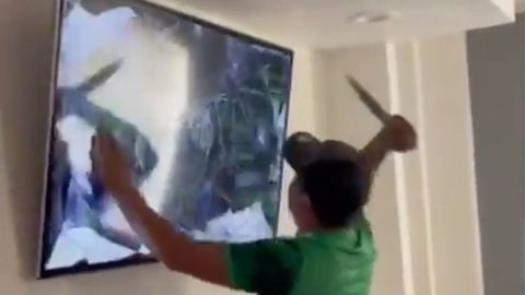 VÍDEO: torcedor fanático surta e esfaqueia TV após eliminação do México - Imagem: reprodução Twitter