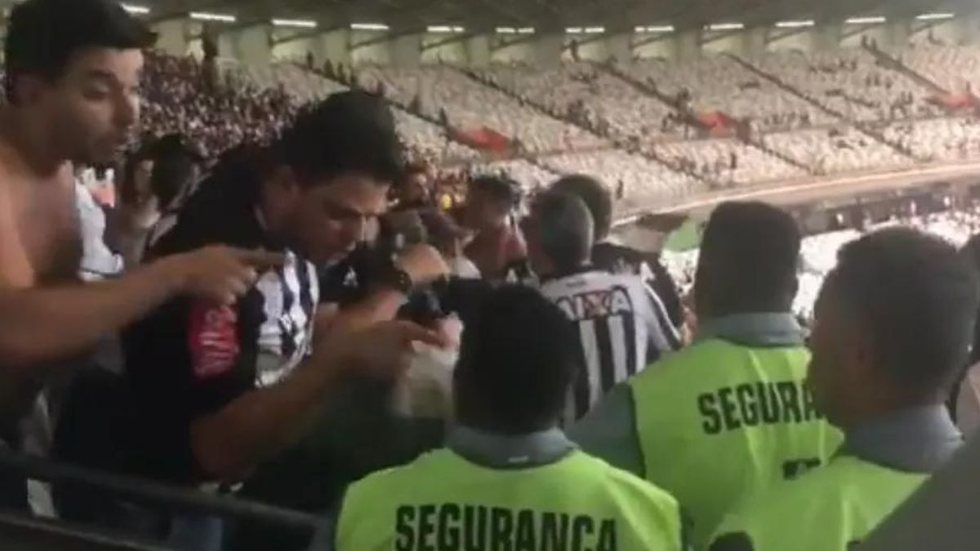 Torcedor comete injúria racial contra segurança que trabalhava no Mineirão - Imagem: Reprodução | Rádio 98FM