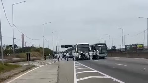 Torcedores do Palmeiras foram atacados na Dutra durante viagem ao RJ - Imagem: Reprodução \ PRF