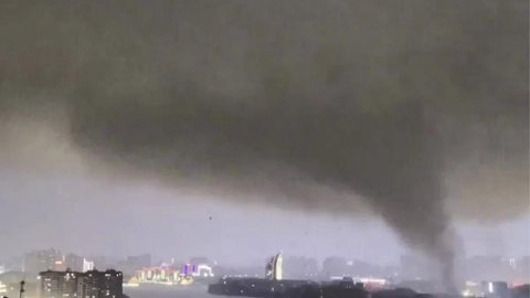 Tornado com ventos de até 260 km/h atingiu cidades da província de Hubei, na China, deixando mortos, centenas de feridos e um cenário de grande destruição. - Imagem: Reprodução
