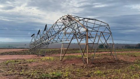Torre de energia totalmente retorcida depois de vendaval em Taquaritinga - Imagem: Reprodução/Redes Sociais
