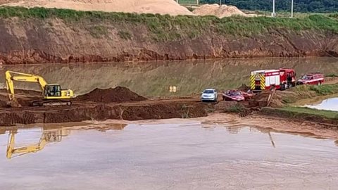 Trabalhador morre após ficar preso em trator submerso em mineradora - Imagem: Divulgação / Defesa Civil