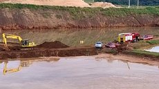 Trabalhador morre após ficar preso em trator submerso em mineradora - Imagem: Divulgação / Defesa Civil