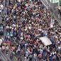 Trabalhadores se aglomeram para cancelar contribuição sindical - Imagem: Reprodução / Globoplay