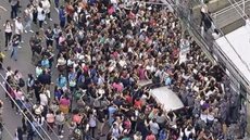 Trabalhadores se aglomeram para cancelar contribuição sindical - Imagem: Reprodução / Globoplay