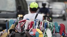 Com a queda na informalidade, o número de trabalhadores sem carteira assinada aumentou em 3,2% - Imagem: Reprodução / Aaron Favila / Agência Pública