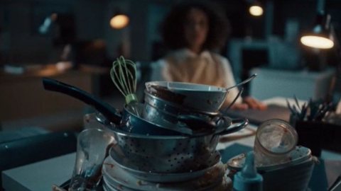 Com o conceito 'O fim do expediente não é o fim do trabalho', a campanha retrata a rotina de milhões de mulheres sobrecarregadas. - Imagem: Reprodução