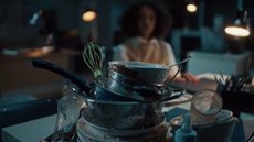 Com o conceito 'O fim do expediente não é o fim do trabalho', a campanha retrata a rotina de milhões de mulheres sobrecarregadas. - Imagem: Reprodução