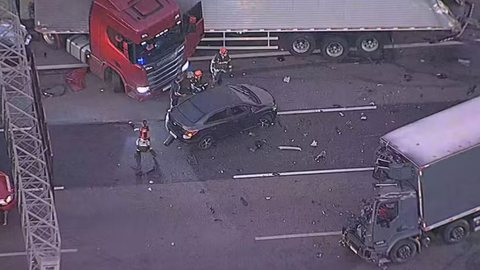 Tragédia na Bandeirantes: Colisão entre veículos deixa dois mortos e dois feridos, em SP - Imagem: Reprodução/TV Globo
