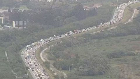 Trânsito para na Ayrton Senna após engavetamento com quatro veículos - Imagem: Reprodução / TV Globo