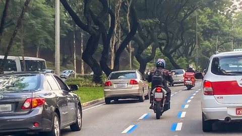 A medida visa melhorar a mobilidade urbana, mas as autoridades mantêm restrições para veículos pesados na cidade. - Imagem: Reprodução | TV Globo