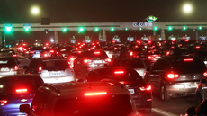 Fluxo intenso de veículos provoca congestionamentos nas rodovias que ligam São Paulo ao litoral - Imagem: Reprodução