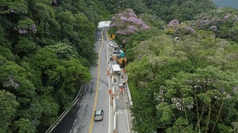 Trecho da Rodovia Mogi-Bertioga permanece interditado por risco de deslizamentos. - Imagem: Divulgação/Governo do Estado de SP.