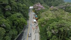 Trecho da Rodovia Mogi-Bertioga permanece interditado por risco de deslizamentos. - Imagem: Divulgação/Governo do Estado de SP.