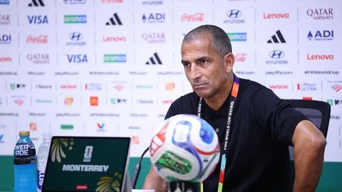 Sabri Lamouchi foi demitido após goleada na estreia da Copa do Mundo - Imagem: Reprodução/Hector Vivas - FIFA via Getty Images
