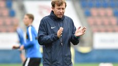 Caso de gravações clandestinas dentro de vestiário abala o futebol feminino da República Tcheca e gera pressão por punição internacional ao treinador. - Imagem: Dalibor Gluck / CTK via AP