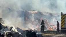 Bombeiros permanecem no local há mais de oito horas - Imagem: Reprodução / Yasmin Braga / TV Tribuna