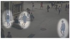 Criminosos cercam casal e arrancam corrente durante assalto no Centro de São Paulo. - Imagem: Divulgação / Tv Globo