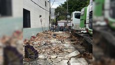 Três pedestres morrem após ônibus derrubar muro no Brás - Imagem: Reprodução / TV Globo