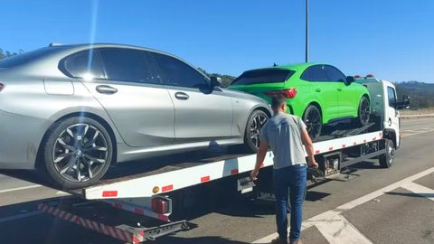 Os veículos foram interceptados e os condutores receberam voz de prisão - Imagem: Reprodução