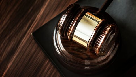 Apesar da absolvição na esfera cível, o ex-diretor ainda enfrenta processos na área criminal - Imagem: Reprodução / Freepik