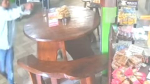 Em Ubatuba (SP), a câmera de um bar flagrou uma tentativa de homicídio por parte de um cliente contra o dono do estabelecimento. - Imagem: reprodução I Youtube Canal UOL