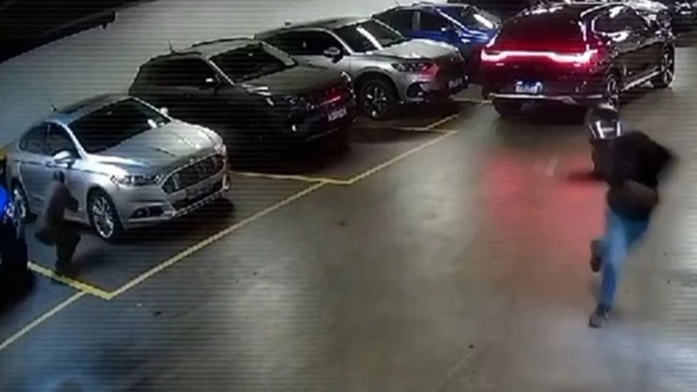 Segurança troca tiros com assaltantes em pleno campus - Imagem: Reprodução / Câmera de monitoramento