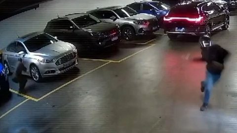 Segurança troca tiros com assaltantes em pleno campus - Imagem: Reprodução / Câmera de monitoramento