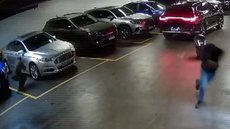 Segurança troca tiros com assaltantes em pleno campus - Imagem: Reprodução / Câmera de monitoramento