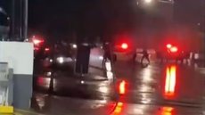 Troca de tiros na Av. Roberto Marinho - Imagem: Reprodução | TV Globo
