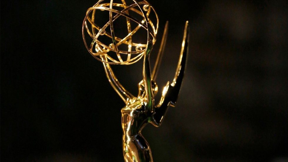 Estatueta dourada do Emmy Awards - Imagem: reprodução/Twitter @SelGOnCharts