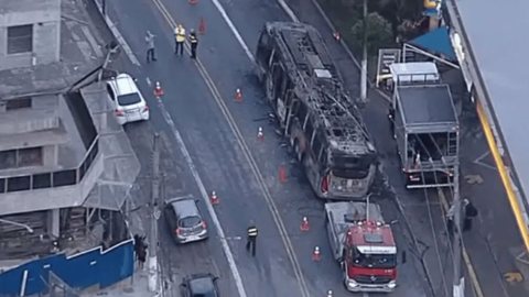 Trólebus pega fogo após atingir rede elétrica em SP - Imagem: Reprodução / Globoplay