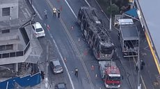 Trólebus pega fogo após atingir rede elétrica em SP - Imagem: Reprodução / Globoplay