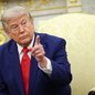 Pesquisa Reuters/Ipsos mostra queda no apoio dos norte-americanos à guerra contra o Irã enquanto aumenta a cobrança por maior clareza sobre os objetivos do conflito. - Imagem: KEVIN DIETSCH / GETTY IMAGES