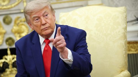 Pesquisa Reuters/Ipsos mostra queda no apoio dos norte-americanos à guerra contra o Irã enquanto aumenta a cobrança por maior clareza sobre os objetivos do conflito. - Imagem: KEVIN DIETSCH / GETTY IMAGES
