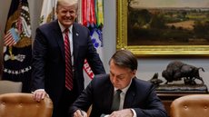 O ex-presidente do Brasil, Jair Bolsonaro, durante encontro com o presidente dos EUA, Donald Trump, na Casa Branca - Imagem: Reprodução / PR / Alan Santos