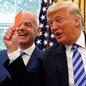 Donald Trump, exibe um cartão vermelho durante encontro com o presidente da FIFA, Gianni Infantino, no Salão Oval da Casa Branca - Imagem: Reprodução/REUTERS/Leah Millis/
