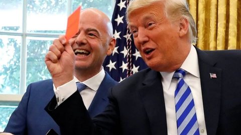 Donald Trump, exibe um cartão vermelho durante encontro com o presidente da FIFA, Gianni Infantino, no Salão Oval da Casa Branca - Imagem: Reprodução/REUTERS/Leah Millis/
