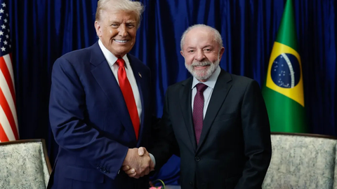 Lula e Donald Trump durante agenda internacional, presidentes se reúnem nesta quinta-feira na Casa Branca - Imagem: Reprodução