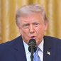 Operador responsável pelo teleprompter da Casa Branca é investigado por supostamente lucrar com apostas utilizando informações antecipadas de discursos do presidente Donald Trump. - Imagem: Reprodução