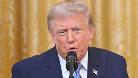 Operador responsável pelo teleprompter da Casa Branca é investigado por supostamente lucrar com apostas utilizando informações antecipadas de discursos do presidente Donald Trump. - Imagem: Reprodução