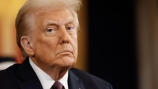 Donald Trump faz ameaça direta ao Irã e eleva tensão global em meio a prazo final para acordo. - Imagem: Chip Somodevilla/Getty Images