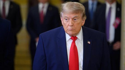 Ao analisar pedido de Justiça gratuita, magistrado catarinense citou Donald Trump como exemplo de que idade avançada não comprova, por si só, falta de condições financeiras. - Imagem: Reprodução / Associated Press