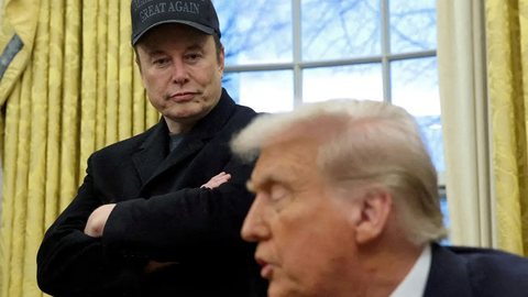 Durante entrevistas, Trump reafirma que Musk terá que arcar com as consequências se decidir financiar candidatos democratas - Imagem: REUTERS/Kevin Lamarque