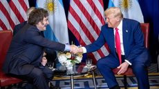 Donald Trump elogia a vitória de Javier Milei e destaca o suporte financeiro dos EUA como crucial para o sucesso nas eleições legislativas - Imagem: Reprodução/O Globo